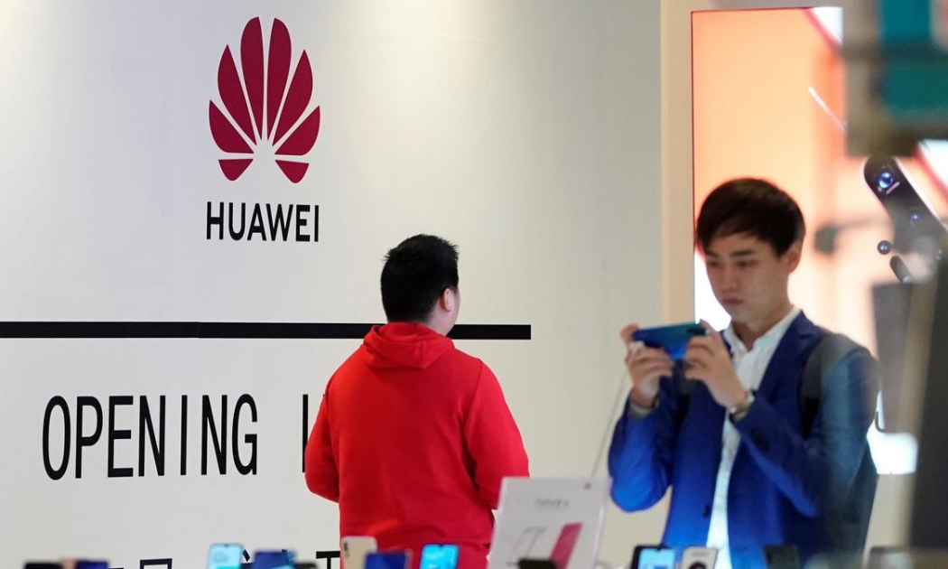 Bên trong một cửa hiệu bán lẻ của Huawei ở Thượng Hải, ngày 16/5/2019 - Ảnh: Reuters.