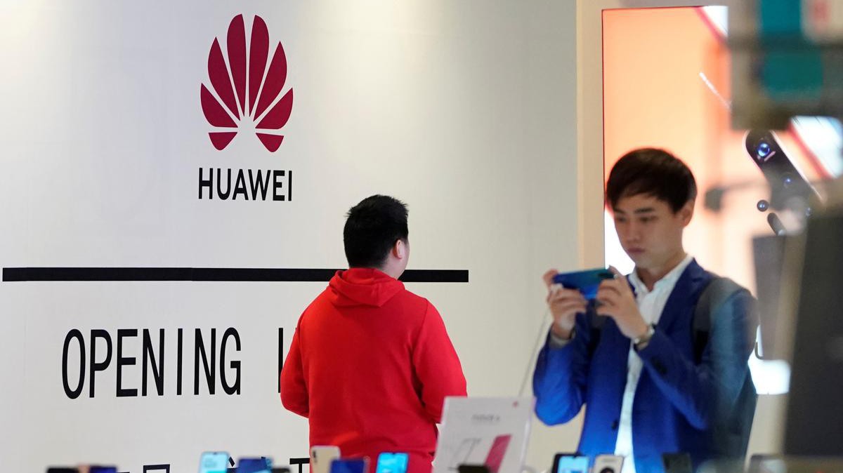Bên trong một cửa hiệu bán lẻ của Huawei ở Thượng Hải, ngày 16/5/2019 - Ảnh: Reuters.