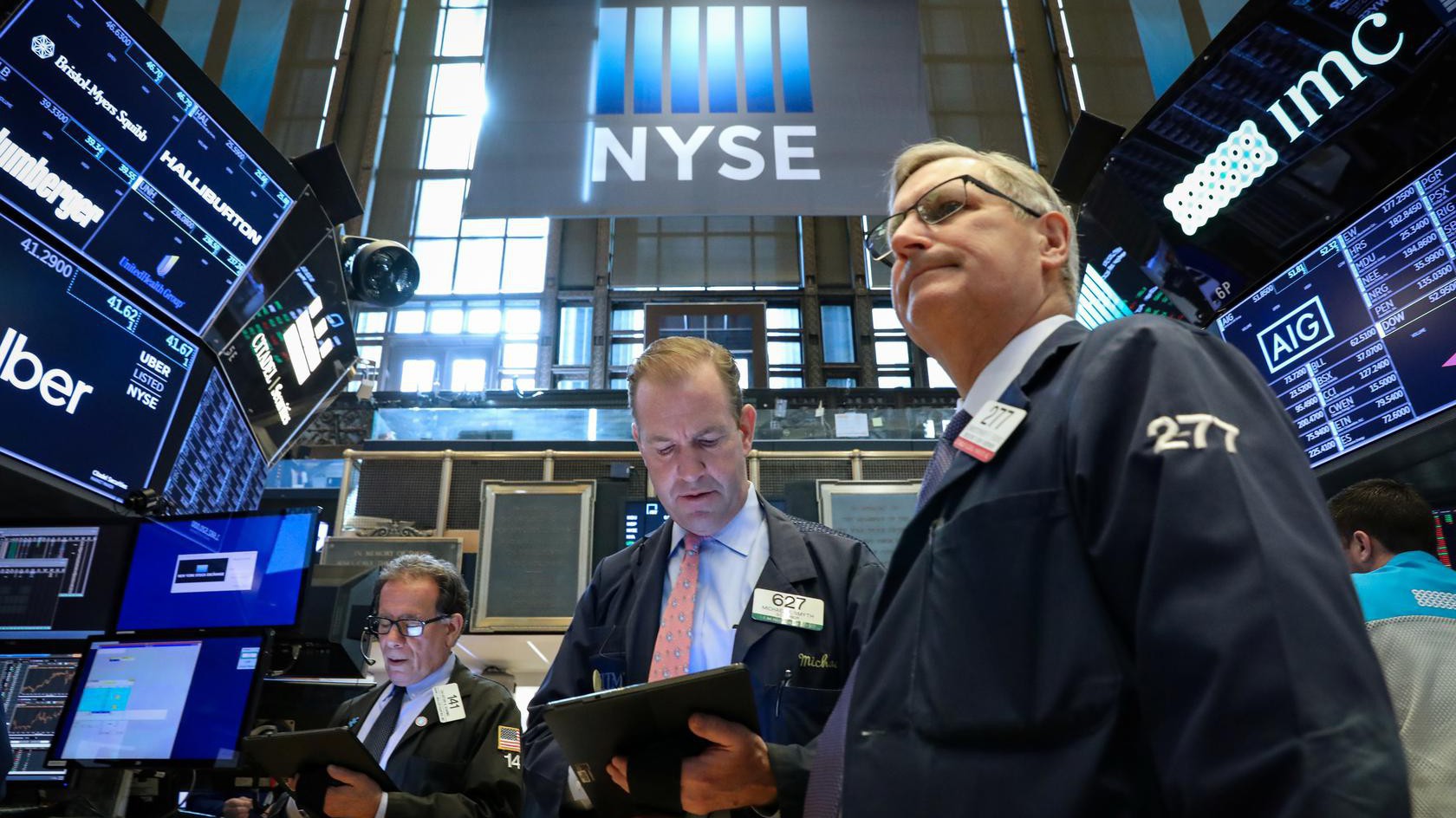 Các nhà giao dịch cổ phiếu trên sàn NYSE ở New York - Ảnh: Reuters.
