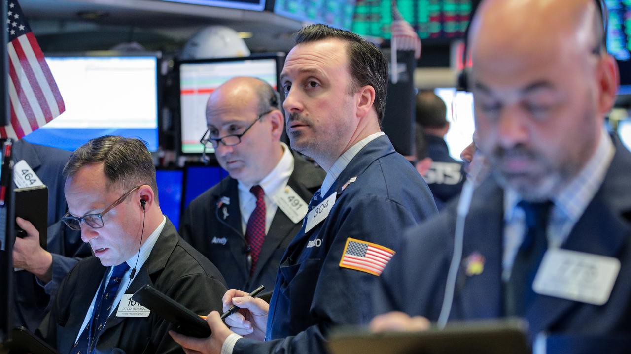 Các nhà giao dịch cổ phiếu trên sàn NYSE ở New York, Mỹ - Ảnh: Reuters.