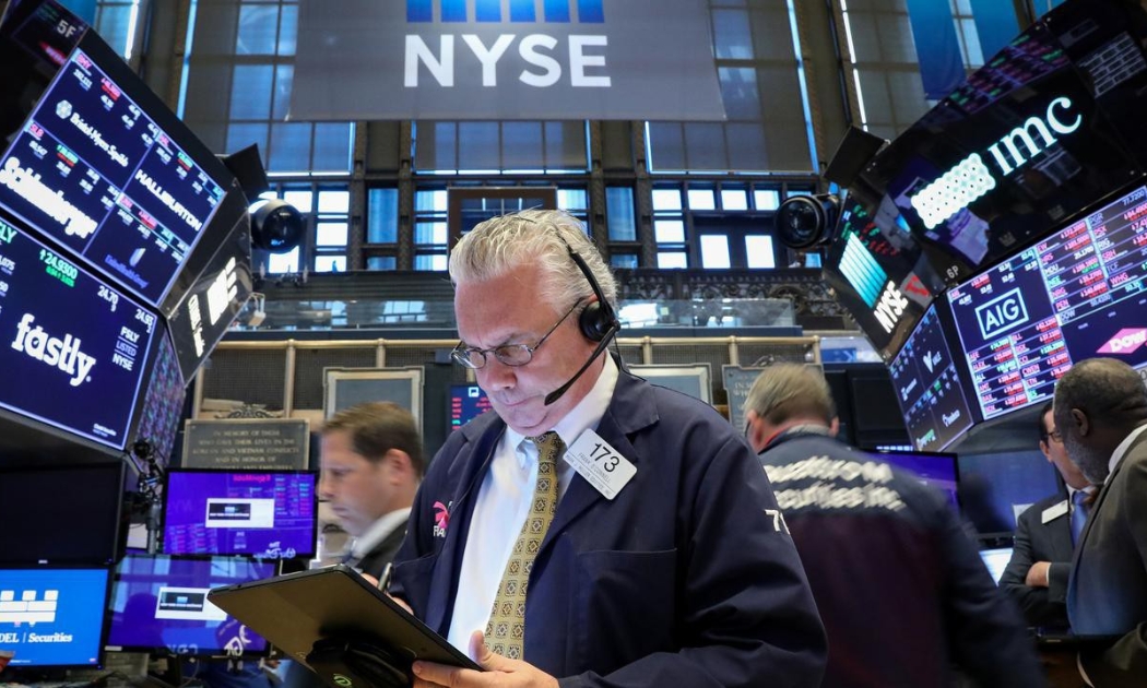Các nhà giao dịch cổ phiếu trên sàn NYSE ở New York, Mỹ - Ảnh: Reuters.