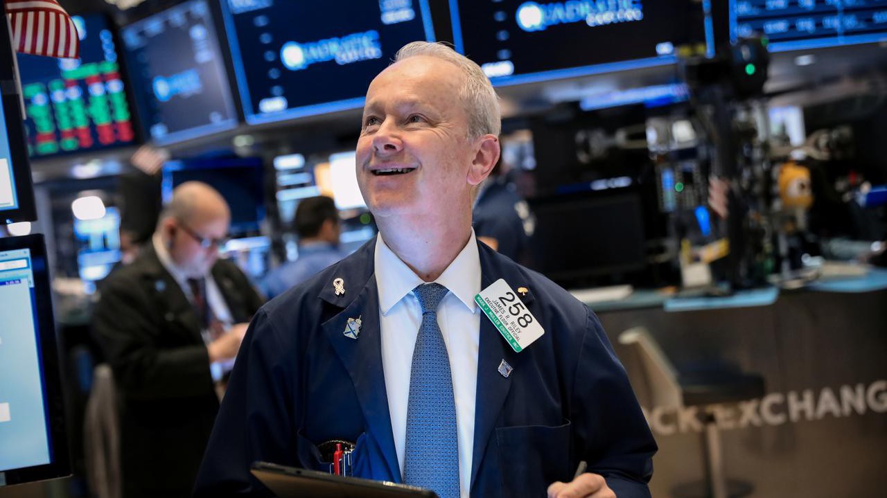 Một nhà giao dịch cổ phiếu trên sàn NYSE ở New York, Mỹ - Ảnh: Reuters.