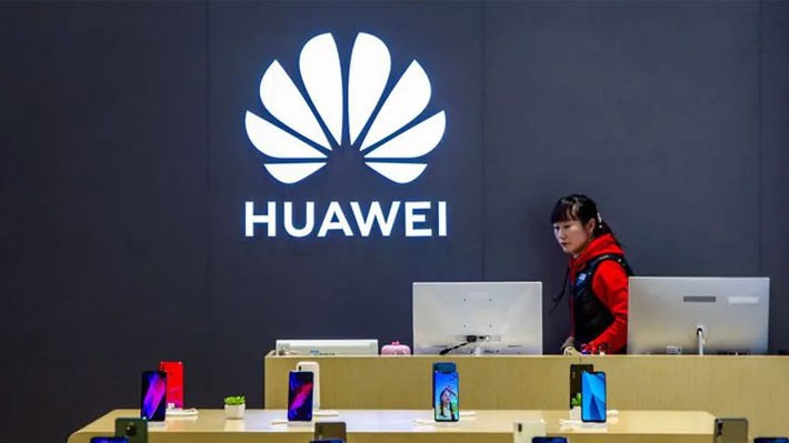 Bên trong một cửa hiệu bán lẻ của Huawei ở Thượng Hải - Ảnh: Reuters.