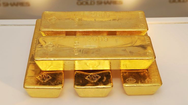 So với đỉnh giá từ đầu năm thiết lập hồi tháng 2, giá vàng hiện giảm 5% - Ảnh: Getty/CNBC.