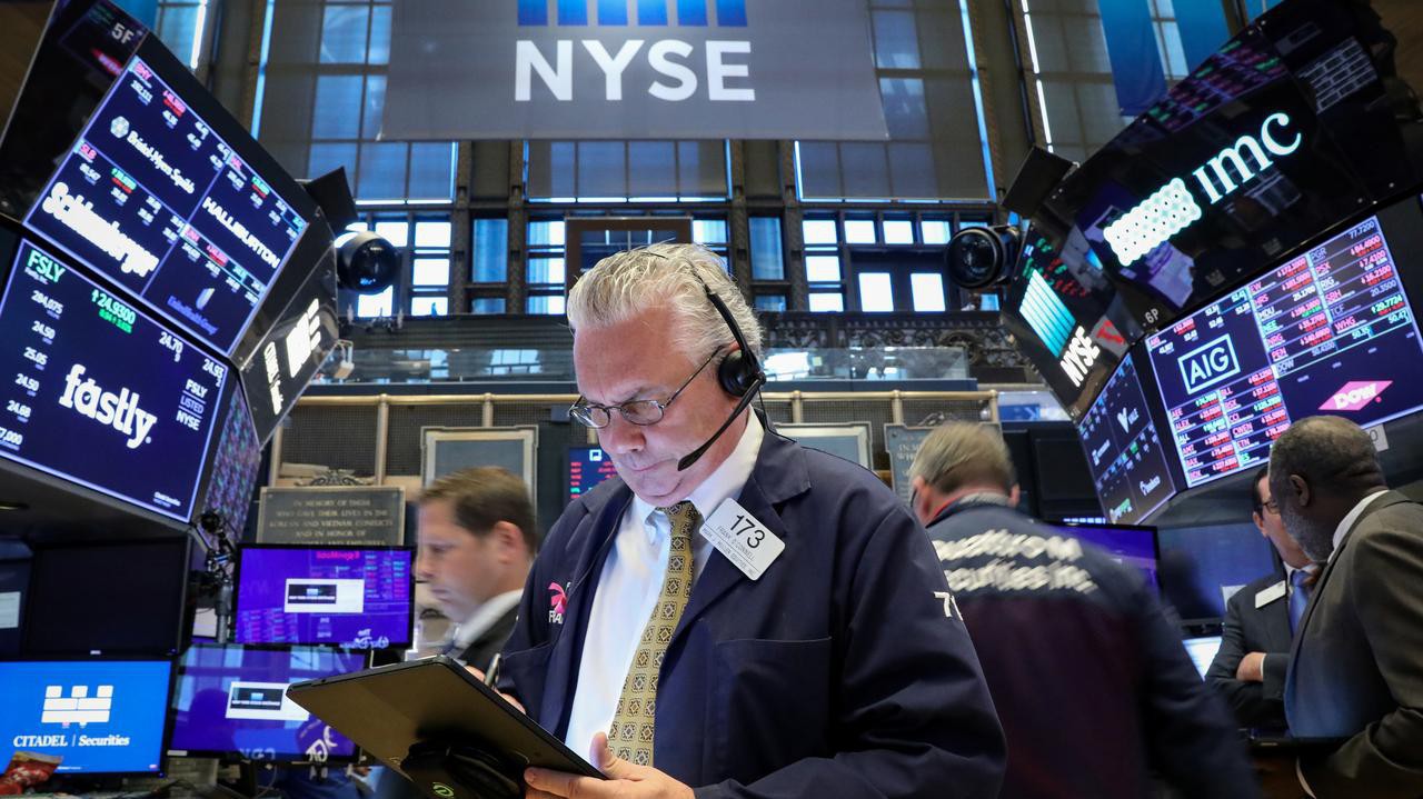 Các nhà giao dịch cổ phiếu trên sàn NYSE ở New York, Mỹ - Ảnh: Reuters.