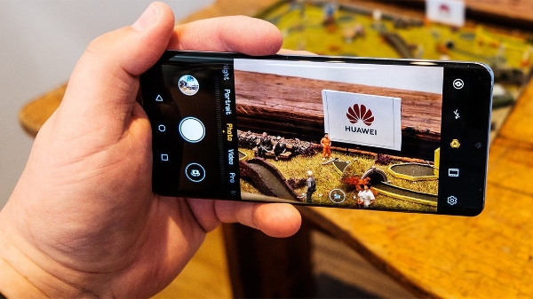 Hai công ty Nhật tuyên bố ngừng cung cấp cho Huawei