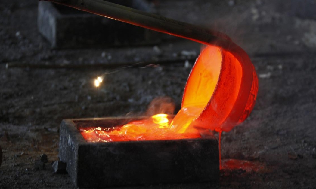 Đất hiếm Lanthanum nóng chảy được đổ vào khuôn tại một xưởng luyện kim ở Nội Mông, Trung Quốc, tháng 10/2010 - Ảnh: Reuters.