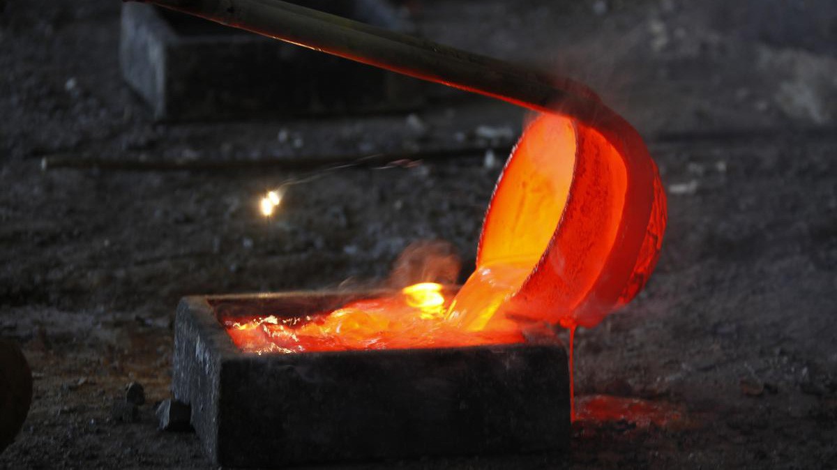 Đất hiếm Lanthanum nóng chảy được đổ vào khuôn tại một xưởng luyện kim ở Nội Mông, Trung Quốc, tháng 10/2010 - Ảnh: Reuters.