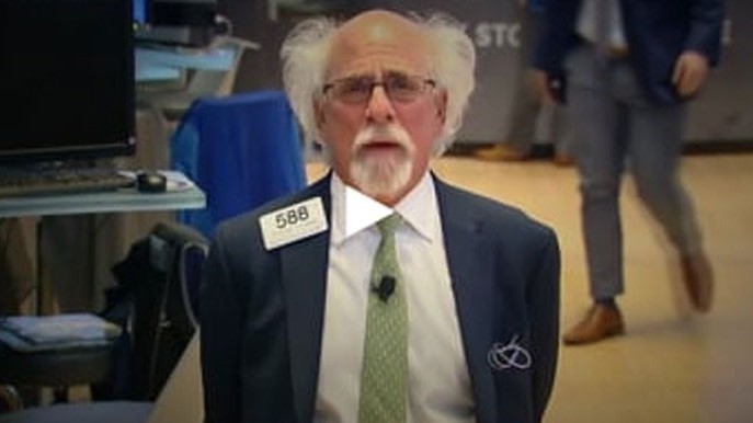 Một nhà giao dịch cổ phiếu trên sàn NYSE ở New York phiên ngày 23/5 - Ảnh: Reuters.