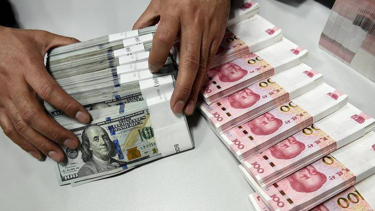 Tỷ giá Nhân dân tệ đang chịu áp lực giảm do chiến tranh thương mại Mỹ-Trung - Ảnh: WSJ.