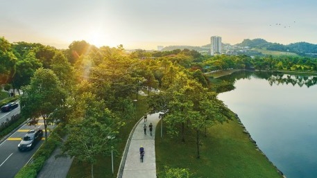 Cư dân Desa ParkCity bắt đầu một ngày mới tràn năng lượng trong không gian xanh mát của tuyến công viên trung tâm.