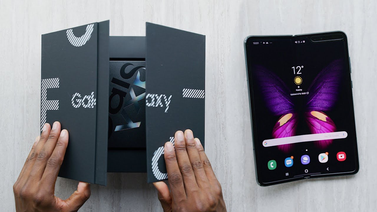Chiếc điện thoại gập Galaxy Fold của Samsung.