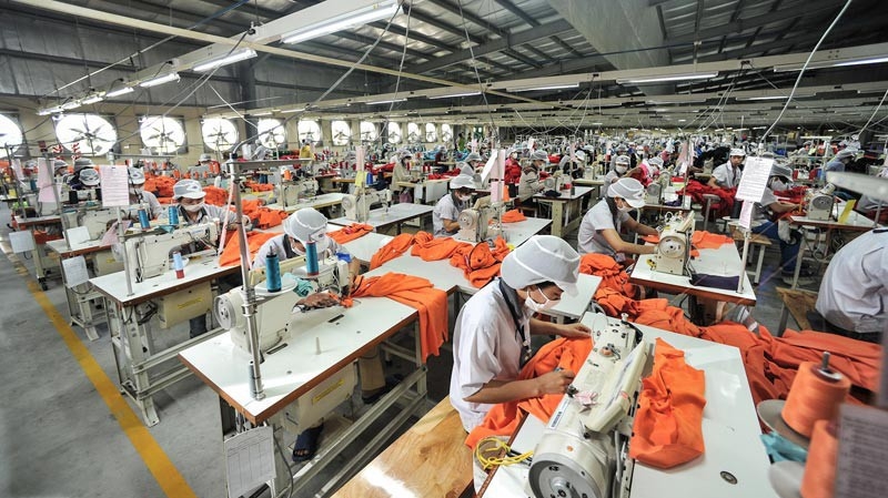 Bên trong một nhà máy sản xuất hàng dệt may ở Việt Nam.