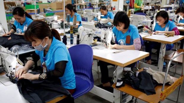 Một nhà máy dệt may ở Việt Nam - Ảnh: Business Times.