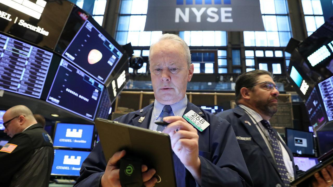 Các nhà giao dịch cổ phiếu trên sàn NYSE ở New York, Mỹ - Ảnh: Reuters.