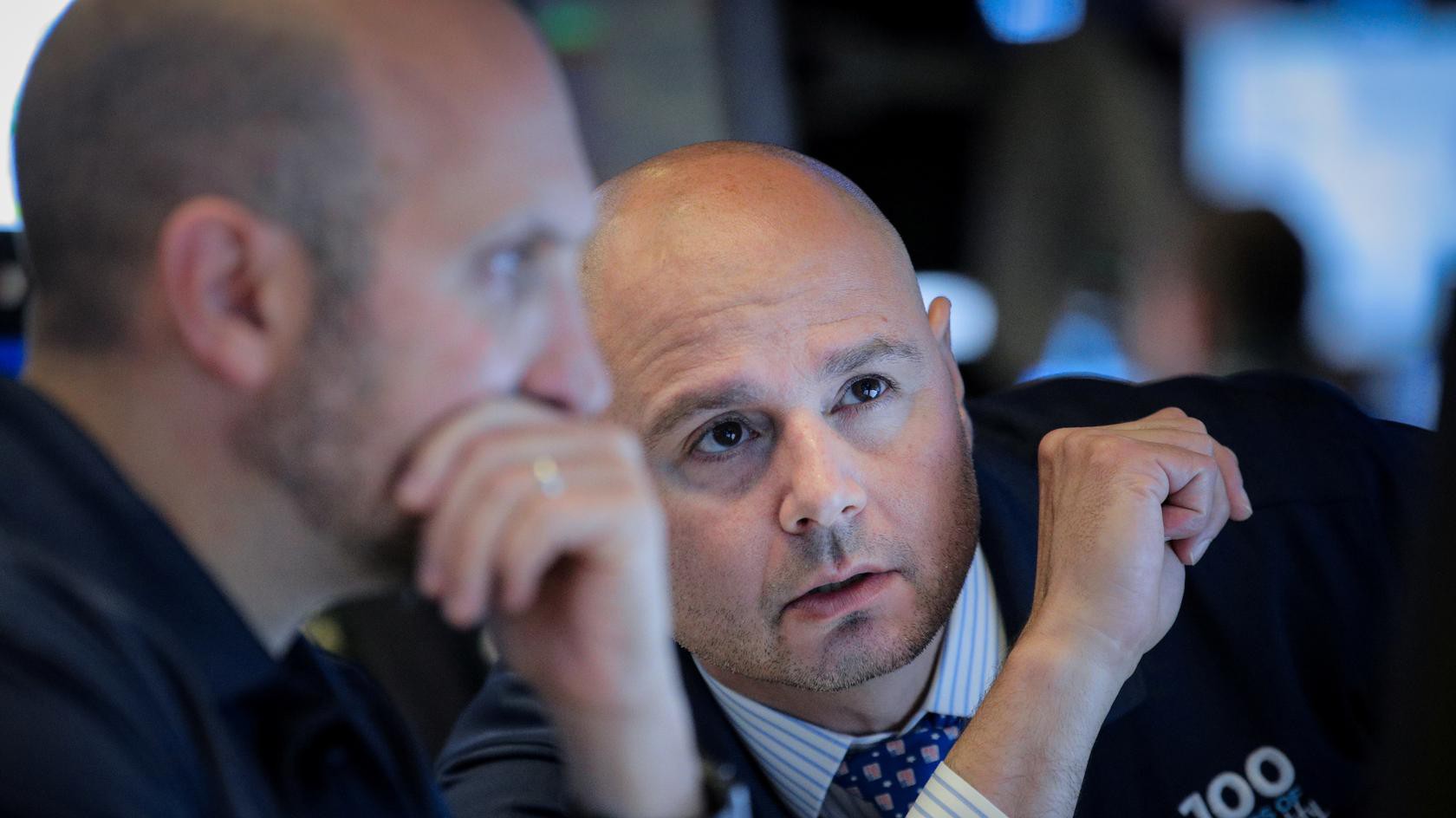 Các nhà giao dịch cổ phiếu trên sàn NYSE ở New York, Mỹ - Ảnh: Reuters.