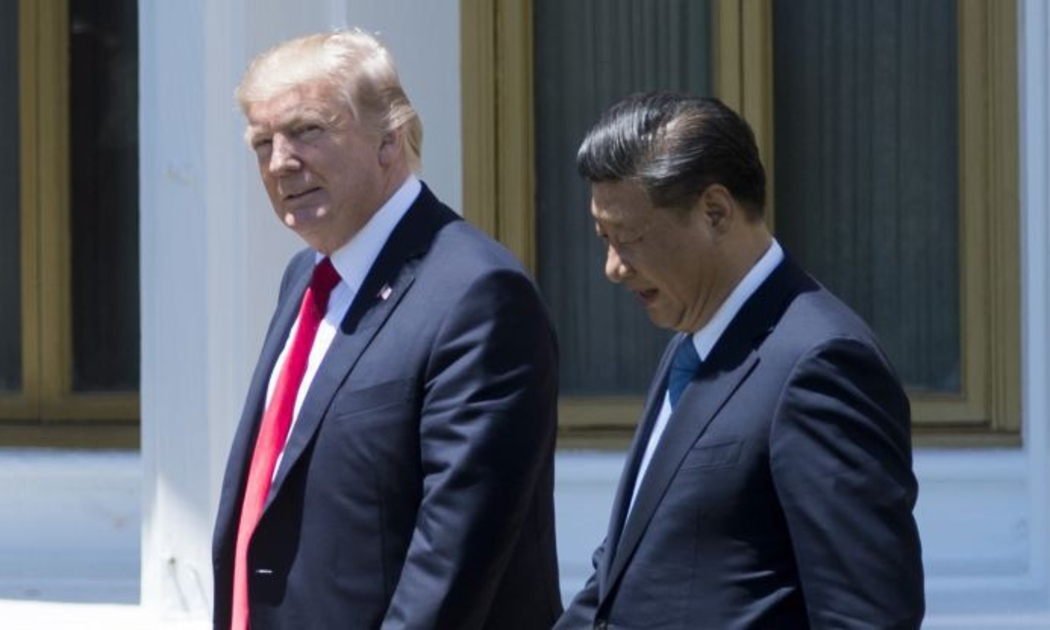 Tổng thống Mỹ Donald Trump (trái) và Chủ tịch Trung Quốc Tập Cận Bình trong cuộc gặp ở Florida, Mỹ, tháng 4/2017 - Ảnh: Getty/CNBC.