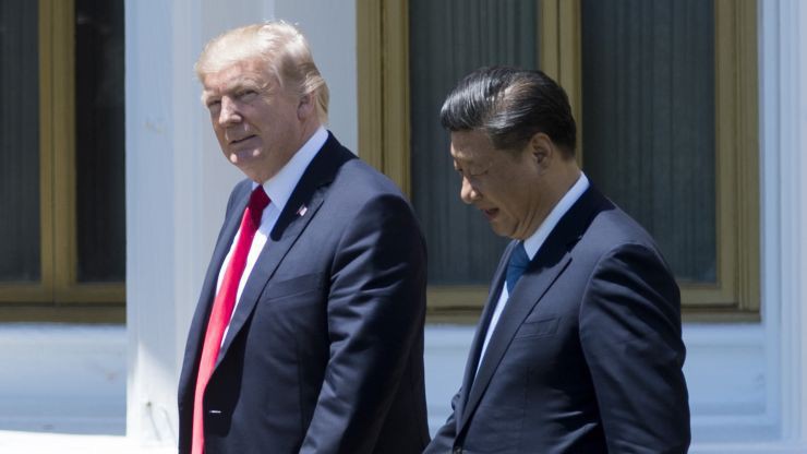 Tổng thống Mỹ Donald Trump (trái) và Chủ tịch Trung Quốc Tập Cận Bình trong cuộc gặp ở Florida, Mỹ, tháng 4/2017 - Ảnh: Getty/CNBC.