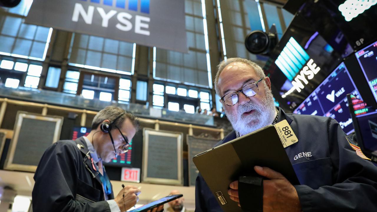 Các nhà giao dịch cổ phiếu trên sàn NYSE ở New York, Mỹ - Ảnh: Reuters.