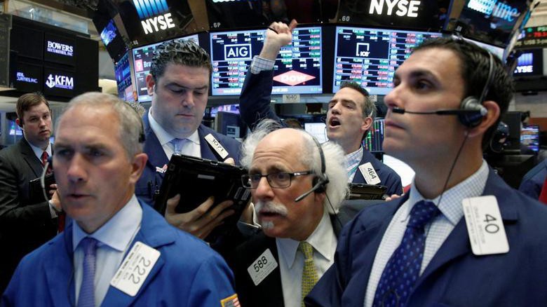 Các nhà giao dịch cổ phiếu trên sàn NYSE ở New York, Mỹ - Ảnh: Reuters.