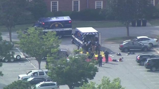 Khu vực nơi xảy ra vụ xả súng ở Virginia Beach, Mỹ, ngày 31/5 - Ảnh: Reuters.