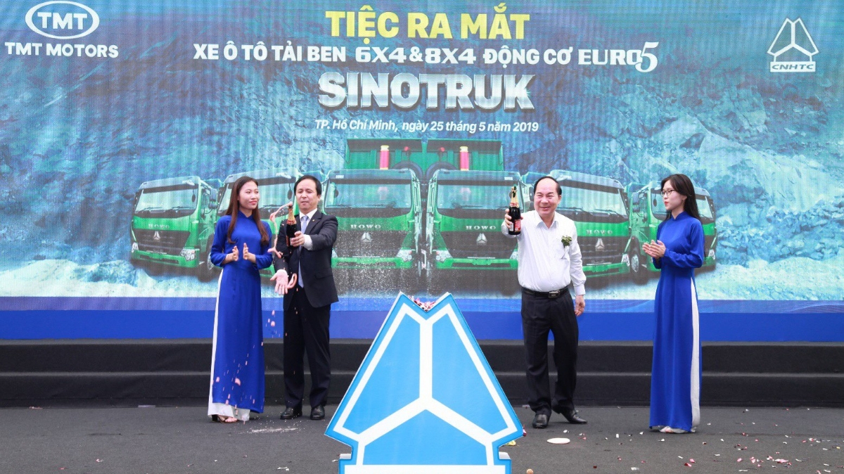 Lãnh đạo công ty cổ phần ô tô TMT, ông Bùi Văn Hữu - Chủ tịch Hội đồng Quản trị và Ngài Tổng giám đốc Tập đoàn Xe tải Sinotruk tại lễ ra mắt.