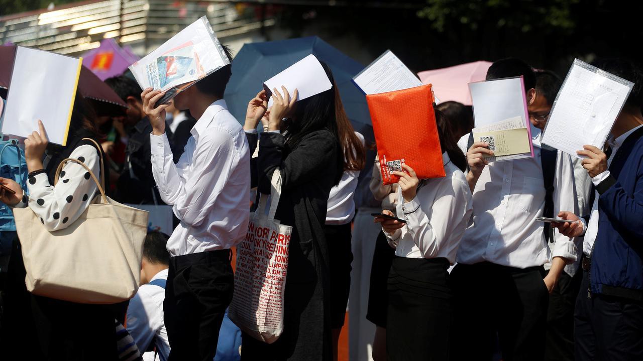 Sinh viên xếp hàng tại một hội chợ việc làm ở Quảng Châu, Trung Quốc, tháng 11/2018 - Ảnh: Reuters.