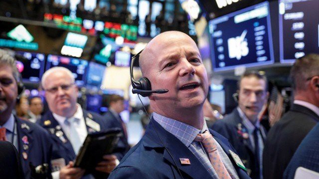Các nhà giao dịch cổ phiếu trên sàn NYSE ở New York, Mỹ - Ảnh: Reuters.