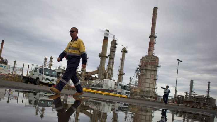 So với mức đỉnh của năm 2019 thiết lập vào tháng 4, giá dầu giao sau hiện giảm khoảng 20% - Ảnh: Reuters/CNBC.