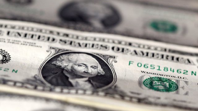 Đồng USD đang chịu áp lực giảm do khả năng FED hạ lãi suất - Ảnh: Reuters.