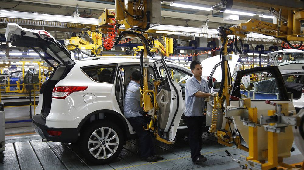 Bên trong một nhà máy lắp ráp xe Ford ở Trùng Khánh, Trung Quốc - Ảnh: Bloomberg.