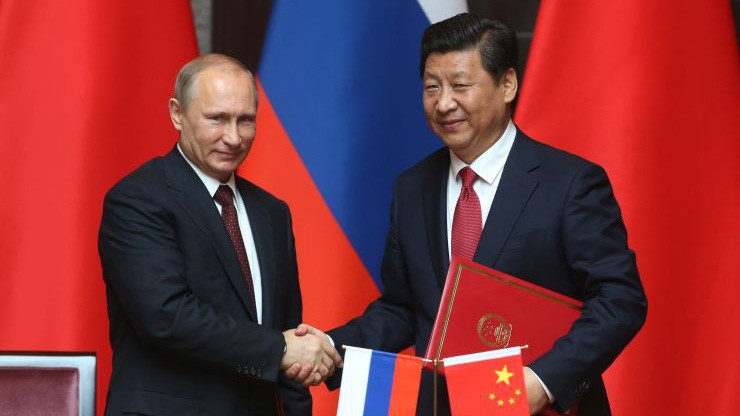Tổng thống Nga Vladimir Putin (trái) và Chủ tịch Trung Quốc Tập Cận Bình trong một cuộc gặp ở Thượng Hải, Trung Quốc năm 2014 - Ảnh: Getty/CNBC.