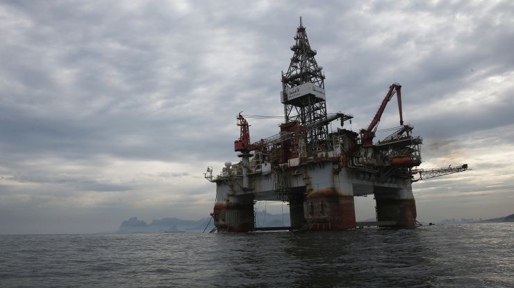 Nỗi lo thừa cung, thiếu cầu đang gây sức ép giảm mạnh lên giá dầu - Ảnh: Reuters/CNBC.
