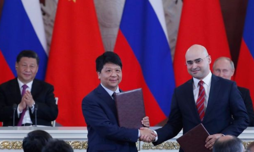 Lãnh đạo Huawei và MTS bắt tay trong lễ ký hợp đồng 5G ở Moscow ngày 5/6 - Ảnh: Getty/BBC.