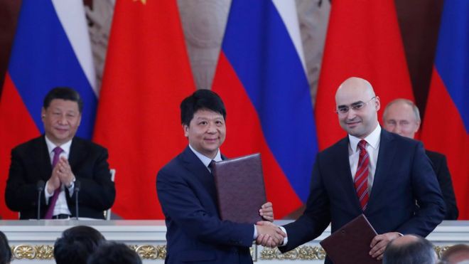 Lãnh đạo Huawei và MTS bắt tay trong lễ ký hợp đồng 5G ở Moscow ngày 5/6 - Ảnh: Getty/BBC.