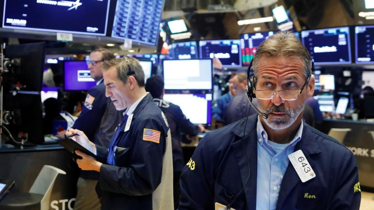 Các nhà giao dịch cổ phiếu trên sàn NYSE ở New York, Mỹ - Ảnh: Reuters.