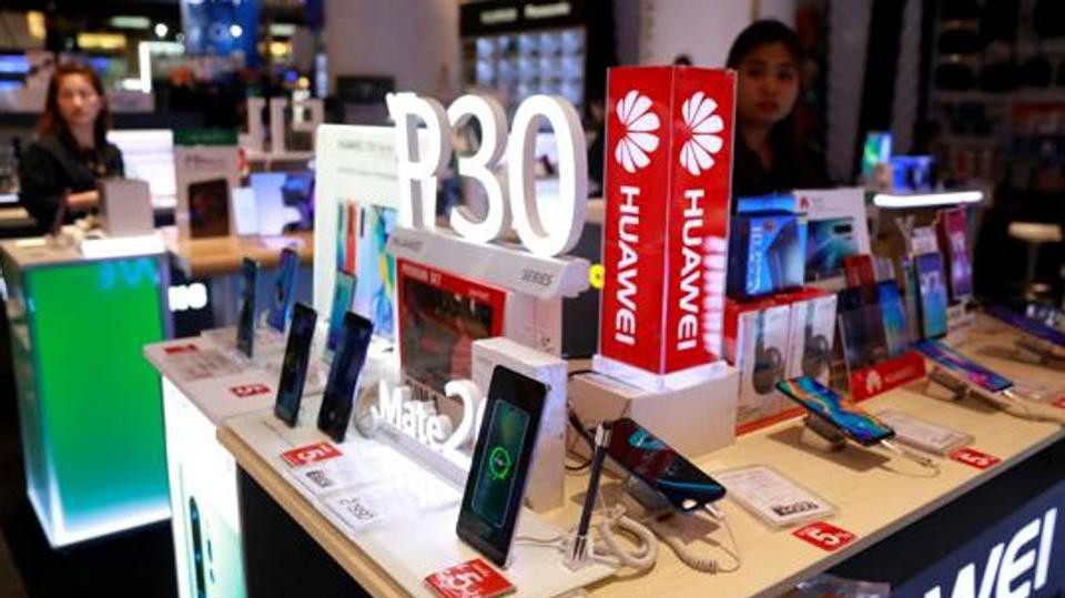Doanh số smartphone Huawei có nguy cơ sụt giảm vì công ty bị nhiều nhà cung cấp Mỹ cắt quan hệ.