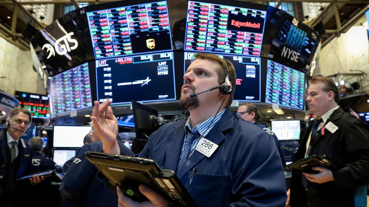 Các nhà giao dịch cổ phiếu trên sàn NYSE ở New York, Mỹ - Ảnh: Reuters.