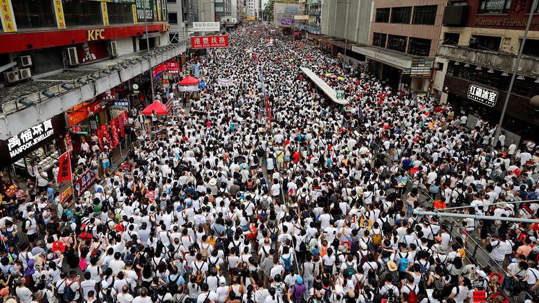 Dòng người biểu tình trên đường phố Hồng Kông ngày 9/6 - Ảnh: Reuters.
