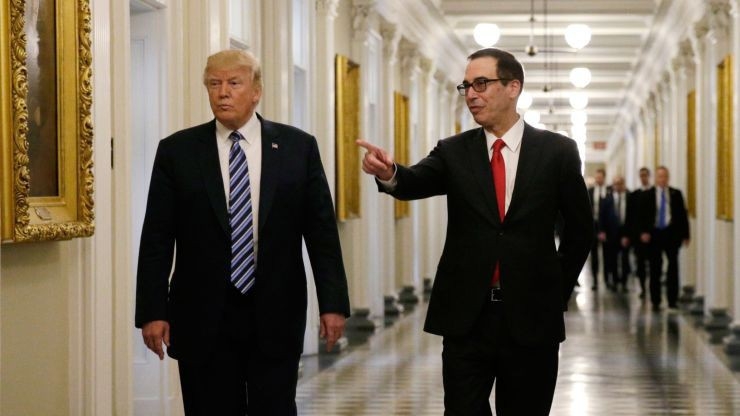 Tổng thống Mỹ Donald Trump (trái) và Bộ trưởng Bộ Tài chính Mỹ Steven Mnuchin - Ảnh: Reuters/CNBC.