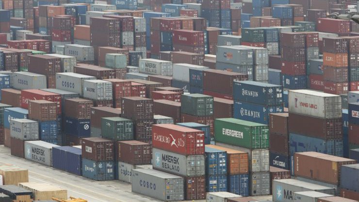 Những container hàng hóa ở cảng Thượng Hải, Trung Quốc - Ảnh: Getty/CNBC.