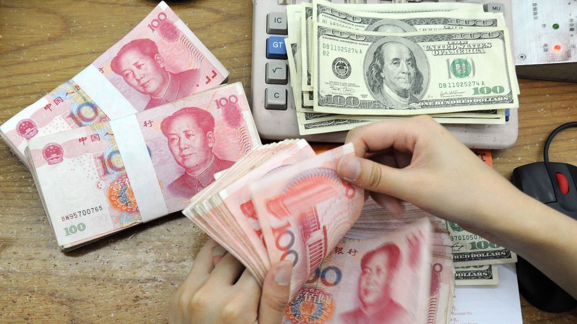 Mốc tỷ giá 7 Nhân dân tệ đổi 1 USD đang bị thử thách - Ảnh: WSJ.