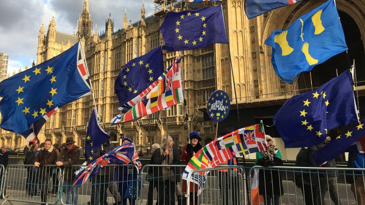 Người ủng hộ EU biểu tình trước tòa nhà Quốc hội Anh ở London, tháng 12/2018 - Ảnh: CNBC.