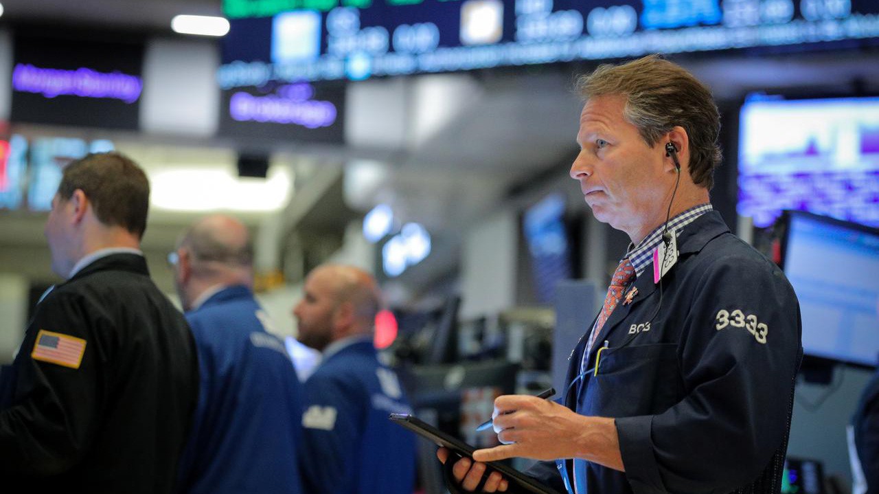 Các nhà giao dịch cổ phiếu trên sàn NYSE ở New York, Mỹ - Ảnh: Reuters.