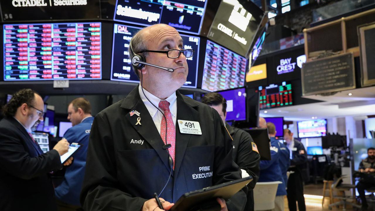 Các nhà giao dịch cổ phiếu trên sàn NYSE ở New York, Mỹ - Ảnh: Reuters.