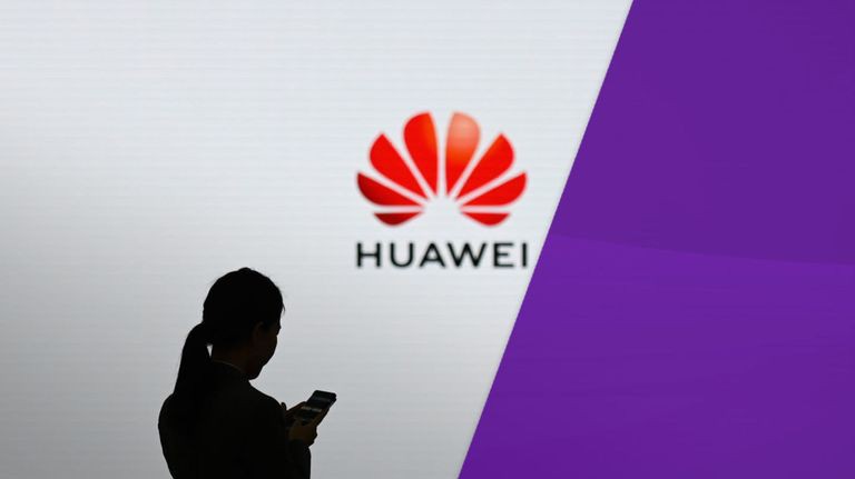 Lệnh trừng phạt của Mỹ được dự báo có thể ảnh hưởng mạnh đến doanh số smartphone của Huawei.