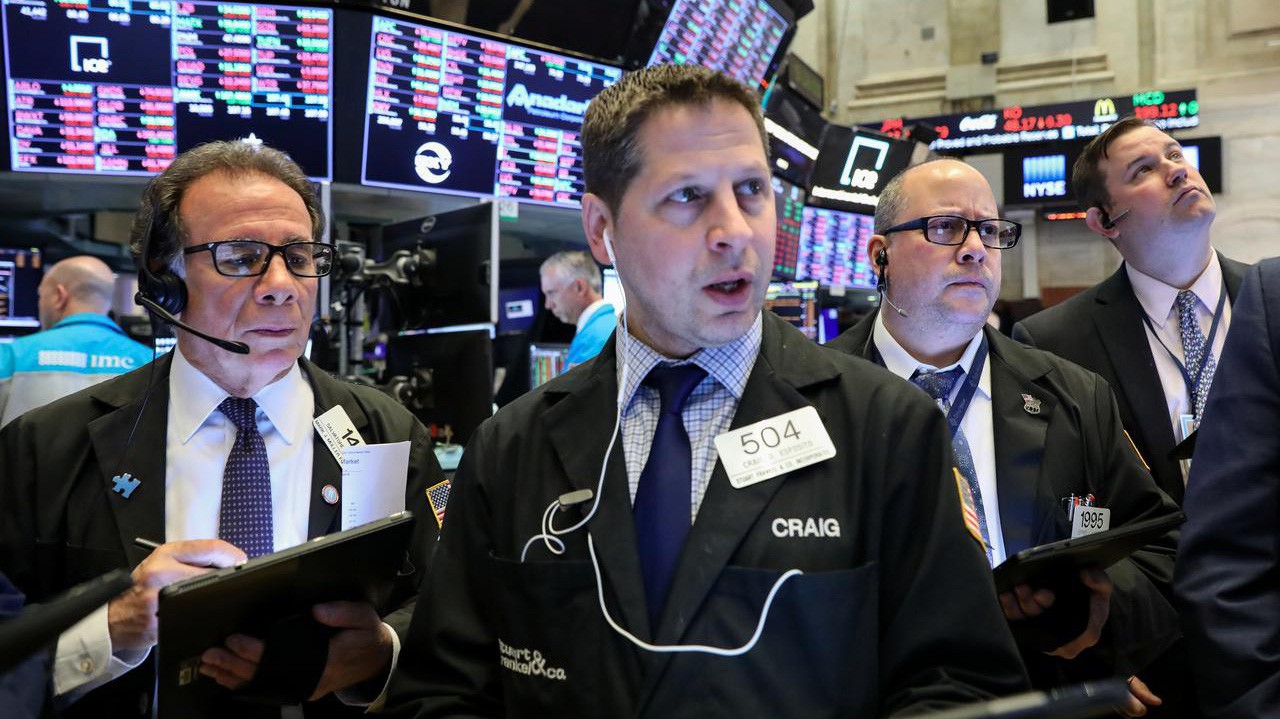Các nhà giao dịch cổ phiếu trên sàn NYSE ở New York, Mỹ - Ảnh: Reuters.