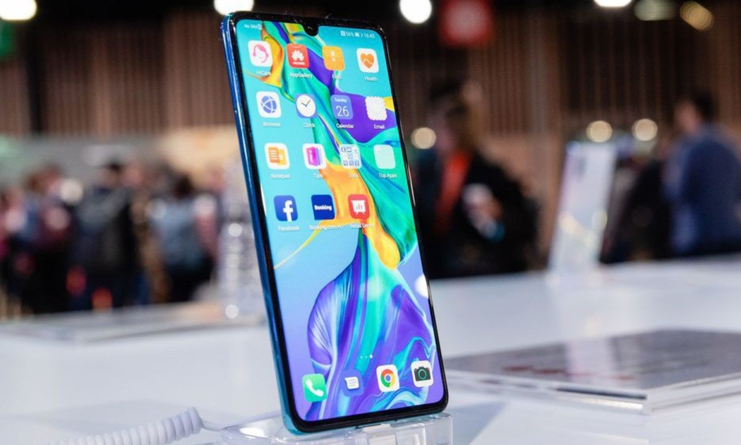 Một chiếc điện thoại P30 của Huawei - Ảnh: Bloomberg.