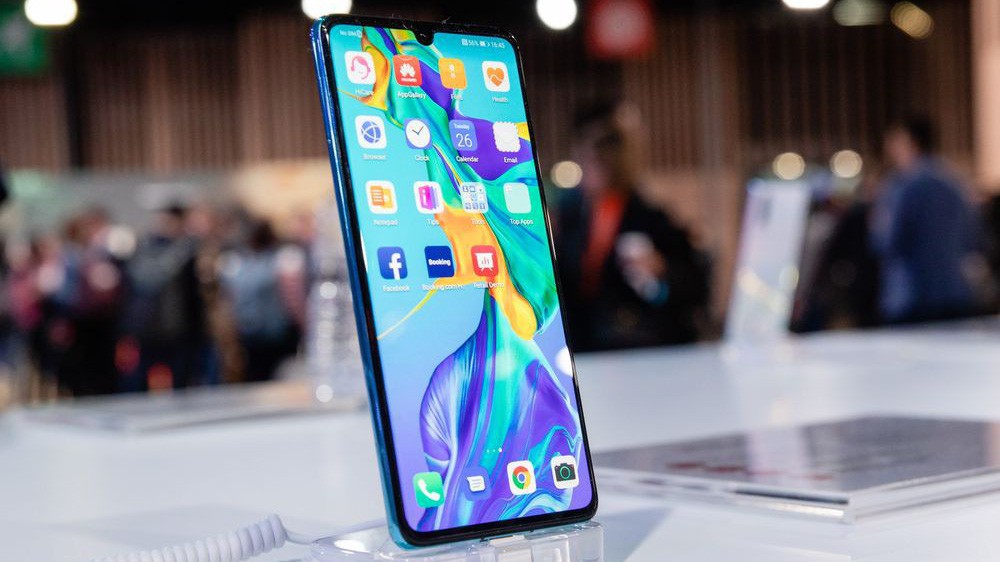 Một chiếc điện thoại P30 của Huawei - Ảnh: Bloomberg.