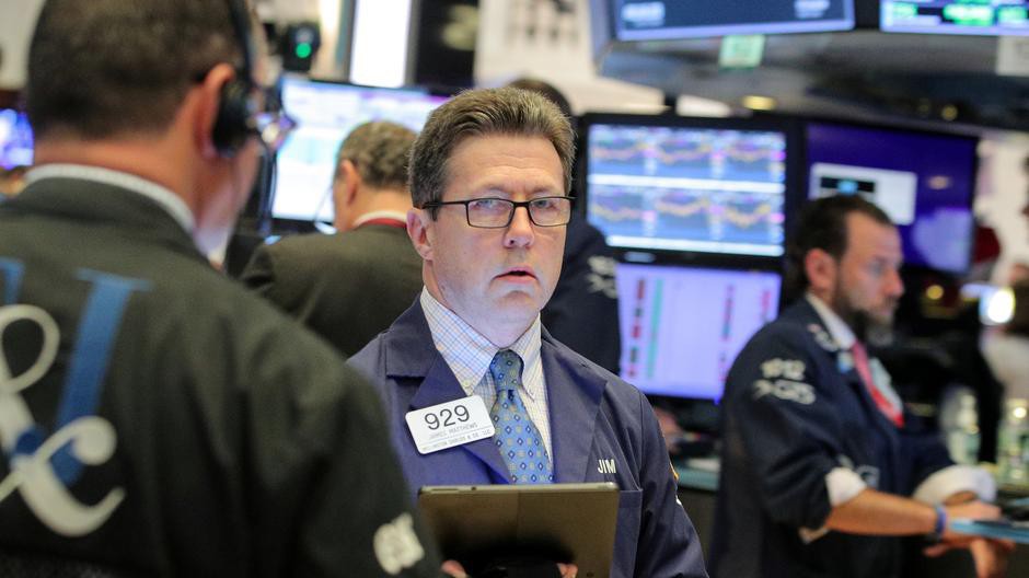 Các nhà giao dịch cổ phiếu trên sàn NYSE ở New York, Mỹ - Ảnh: Reuters.